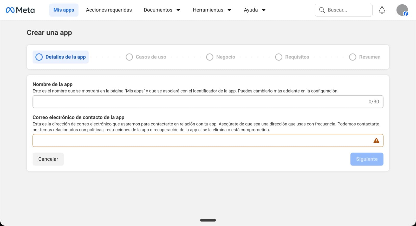 Pantalla 'Crear una app — Detalles de la app' con los campos Nombre de la app y Correo electrónico de contacto.