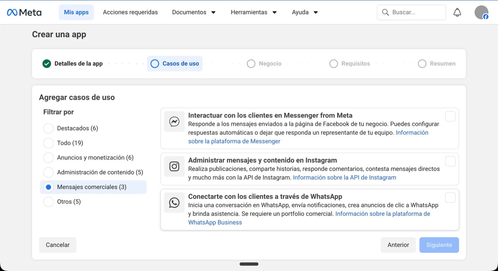Pantalla 'Casos de uso' con el filtro 'Mensajes comerciales' activo mostrando 3 opciones: Messenger, Instagram, WhatsApp.