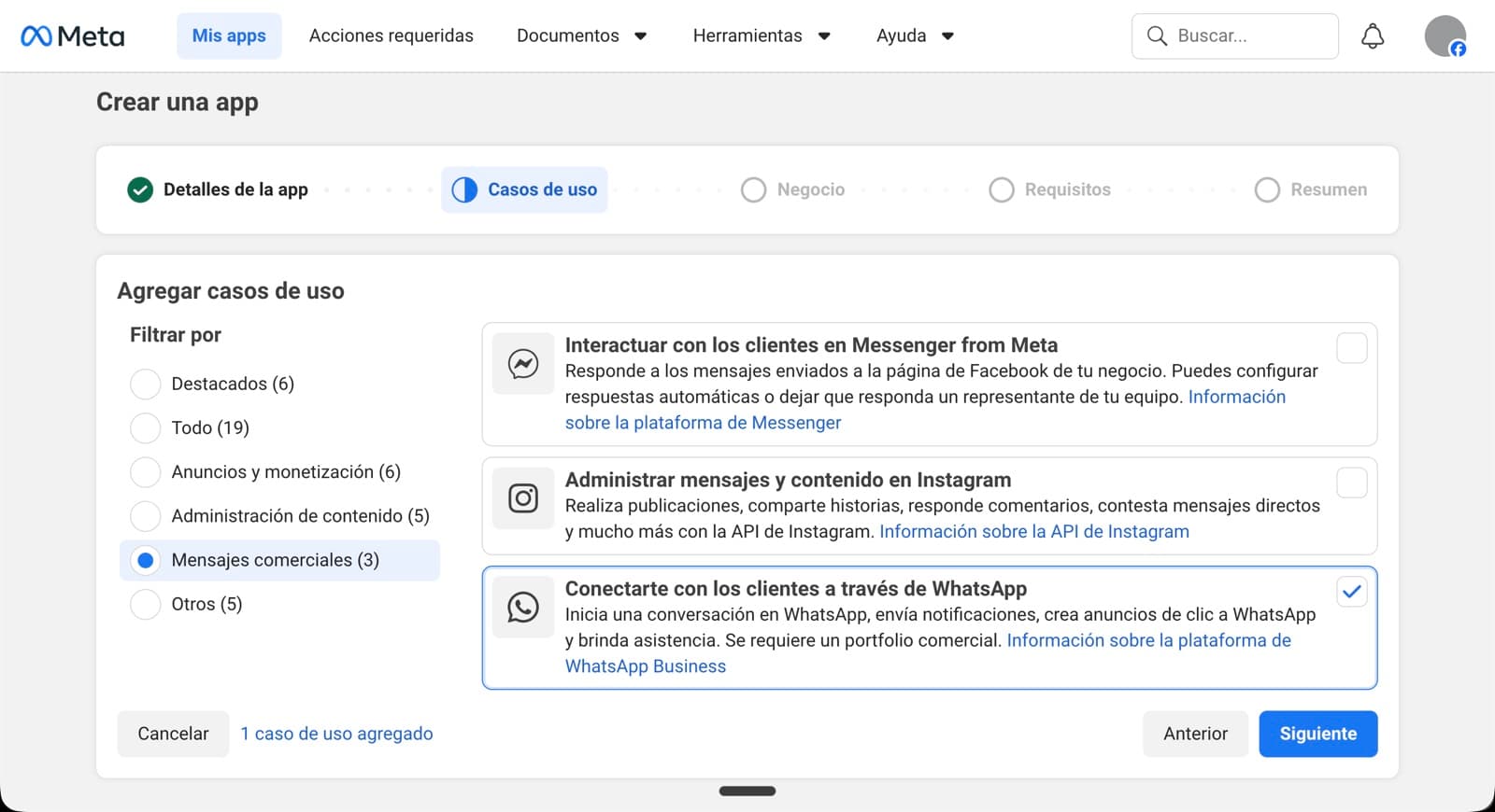 Pantalla Casos de uso con la opción 'Conectarte con los clientes a través de WhatsApp' marcada con check y botón Siguiente habilitado.