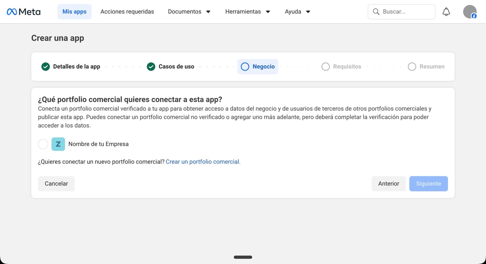 Pantalla 'Negocio' del wizard de crear app, con el portafolio comercial 'Nombre de tu Empresa' disponible para asociar.