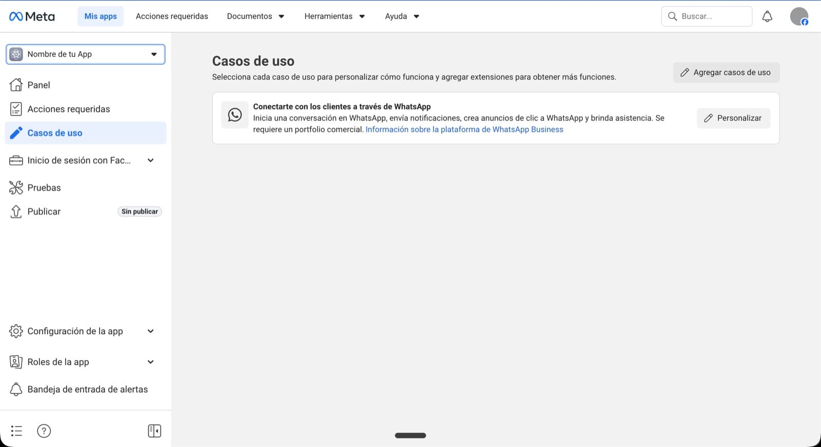 Pantalla 'Casos de uso' de la app con la tarjeta 'Conectarte con los clientes a través de WhatsApp' y el botón 'Personalizar' visible.