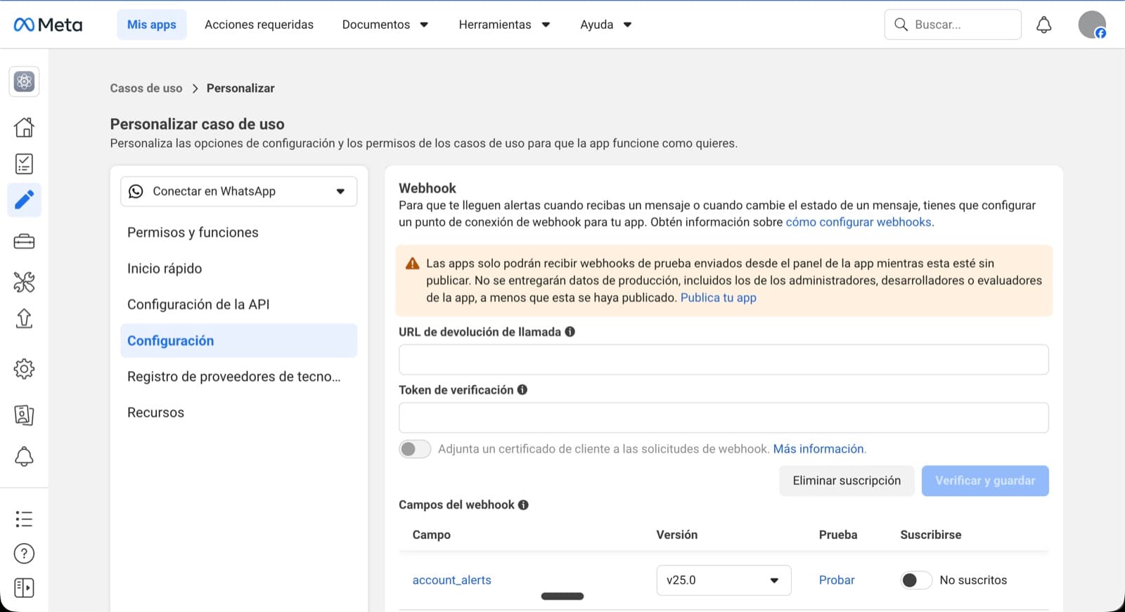 Pantalla 'Personalizar caso de uso → Configuración' con los campos 'URL de devolución de llamada' y 'Token de verificación' vacíos, lista de campos del webhook abajo.